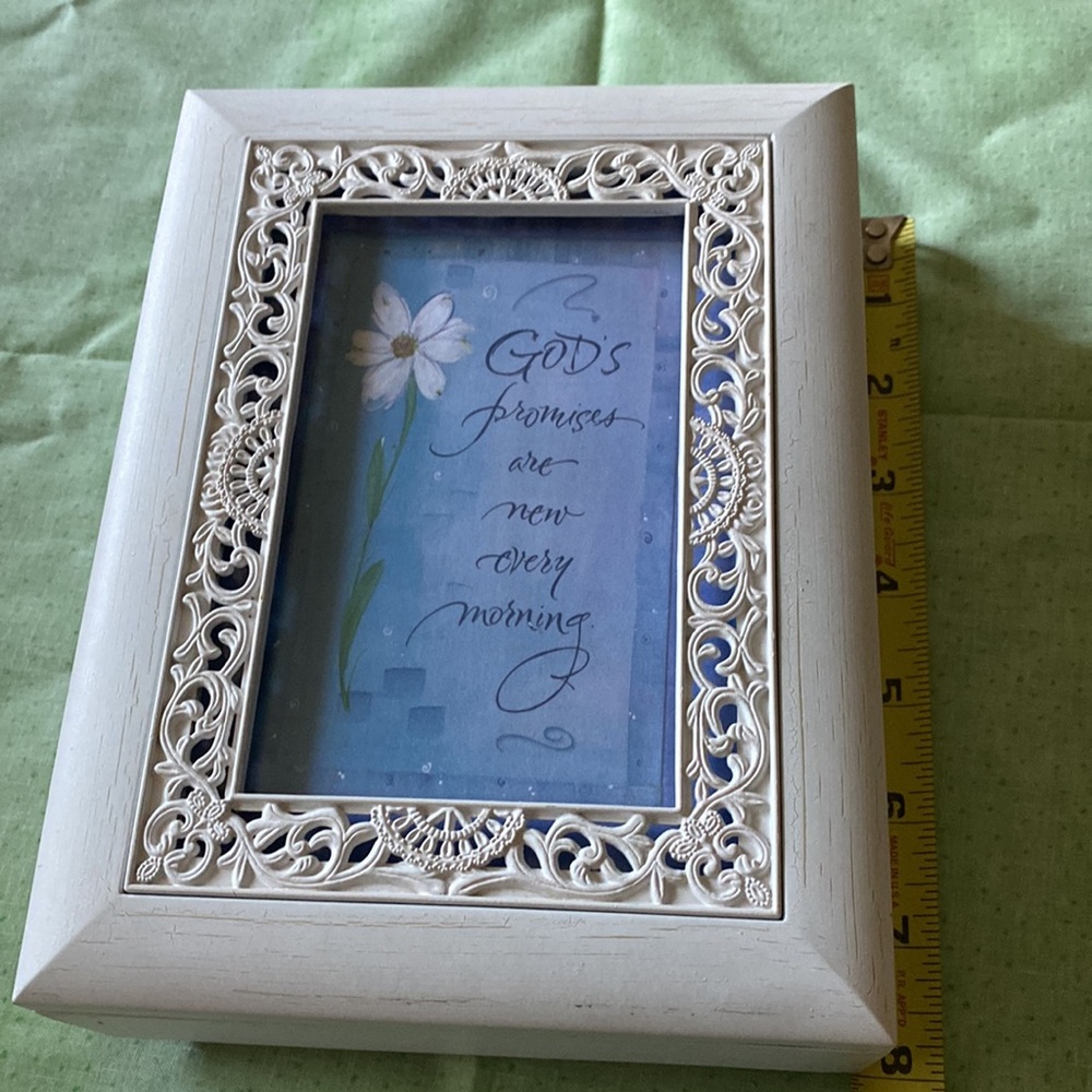 ❤️NWOT❤️White Wooden Jewelry Box Lined in Black Velvet with Removable Picture
